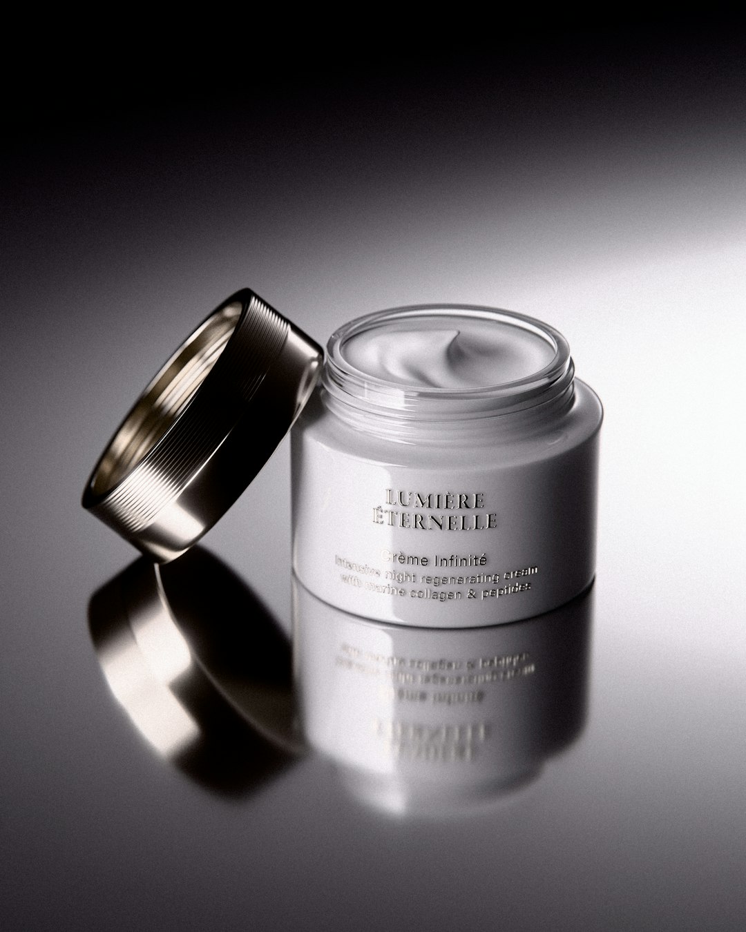 jar-of-luxurious-white-face-cream-with-silver-lid-7cbs1zjapb0